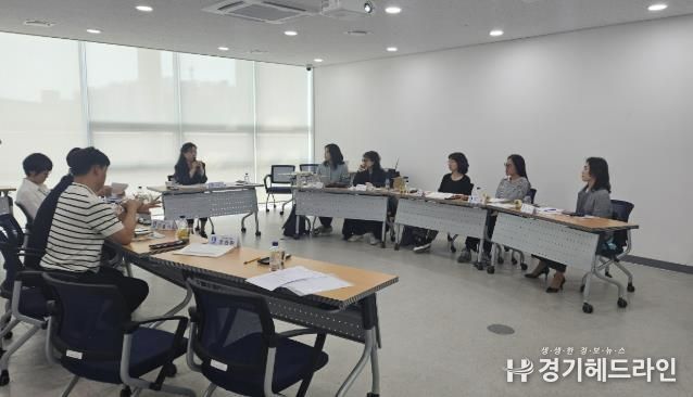 수원특례시가 제1차 수원시 가족정책 중장기 기본계획(2026~2030) 연구용역 착수보고회를 열고 있다.