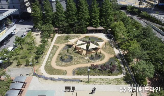 신봉동 신봉체육공원에 조성된 ‘정원이 있는 맨발길’