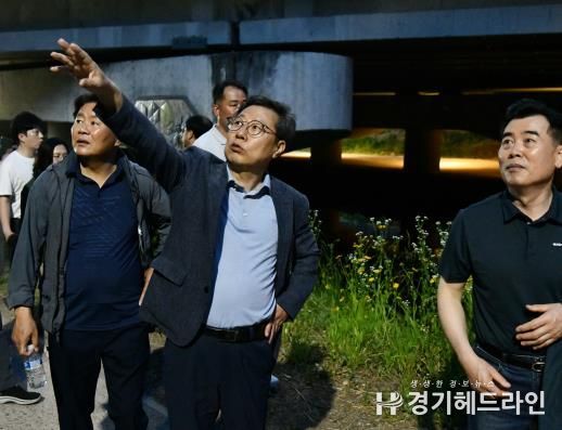 박사승 수원특례시 영통구청장, 원천리천 산책로 야간 조명 현장 점검