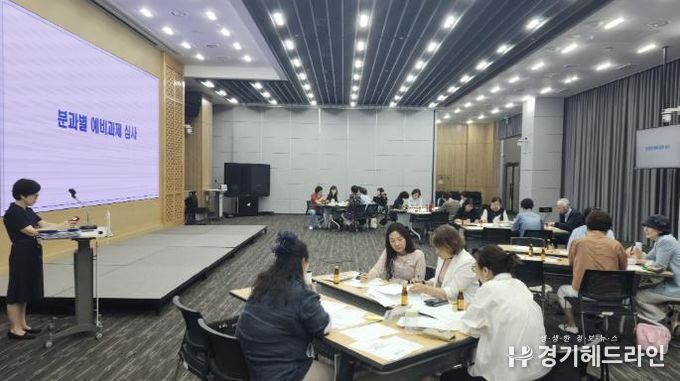 수원특례시가 ‘2025년 성별영향평가 대상사업 선정을 위한 예비과제 심사회의’를 열고 있다.