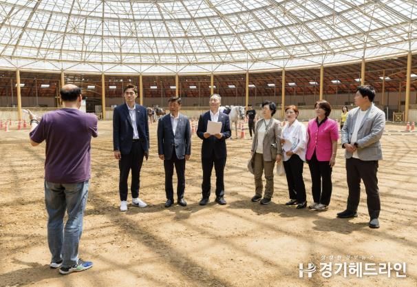 안산시의회 기획행정위원회 위원들이 지난 18일 행정사무감사 관련 현장활동을 실시했다.