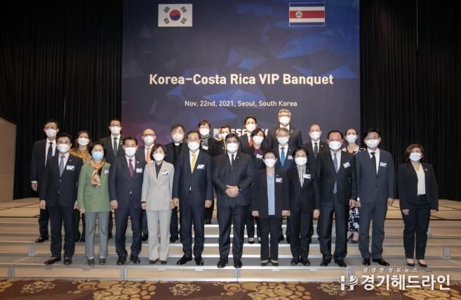 카를로스 알바라도 퀘사다 前 코스타리카 대통령을 비롯하여 만찬간담회를 주최한 전국 사회연대경제 지방정부협의회 회원 자치단체장 및 GSEF(국제사회적경제협의체) 관계자 등 단체사진