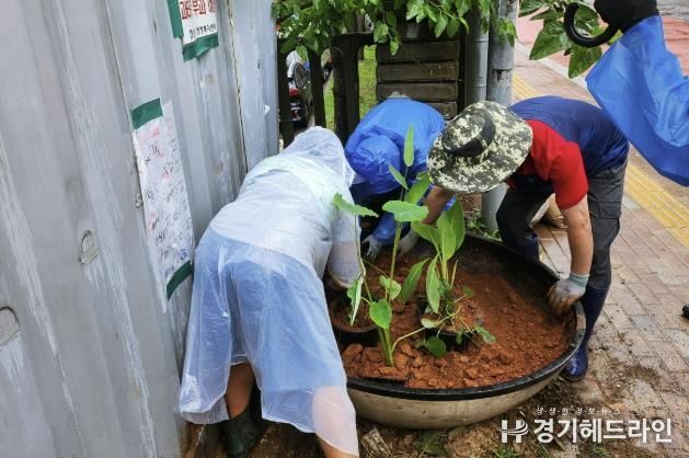 수원특례시 권선구 입북동 미꾸라지 방역단, 모기 없는 마을을 향해 수반 설치로 친환경 방역 준비완료