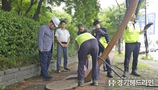수원특례시 팔달구, 장마철 대비 빗물받이 준설 총력