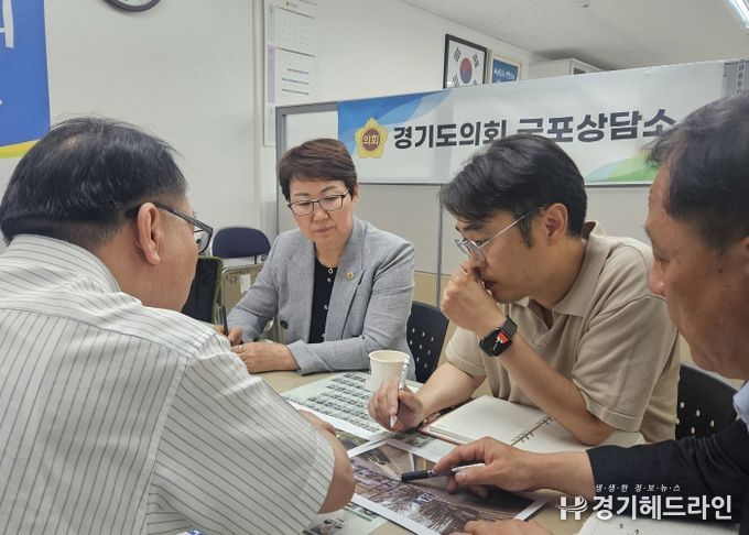 경기도의회 성복임 도의원, 산본동 계룡아파트 앞 과속방지턱 이동설치 및 고원식 횡단보도 보수 민원 청취