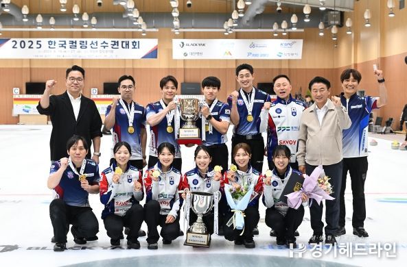 김동근 시장이 6월 27일 ‘2025 한국컬링선수권대회’ 시상식에서 우승팀 선수들과 함께 기념사진을 찍고 있다.