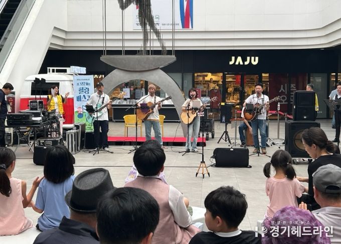 광명시 일직동 주민자치회는 지난 28일 일직동 아브뉴프랑 광명점에서 일직동 주민세마을사업인 ‘힐링버스킹’ 행사를 개최했다.