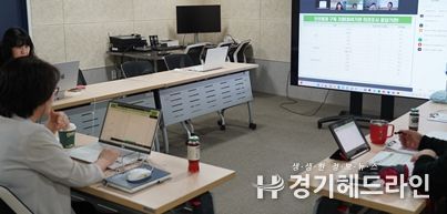 김지영 인천시사회서비스원 정책연구실장이 지난달 말 화상회의를 열고 ‘인천시 사회복지종사자 권익지원사업 발전방안’ 중간 보고를 하고 있다.