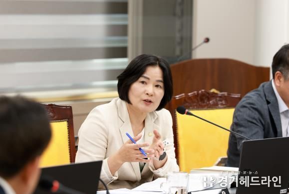 군민의 목소리를 정책에 우선적으로 반영하는 것이 중요하다고 강조하는 윤순옥 의원