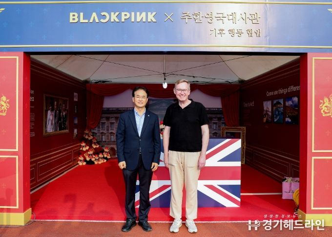 블랙핑크 콘서트에서 운영된 기후위기 대응 홍보부스에서 만난 이동환 고양특례시장(왼쪽)과 콜린 크록스 주한영국대사(오른쪽)