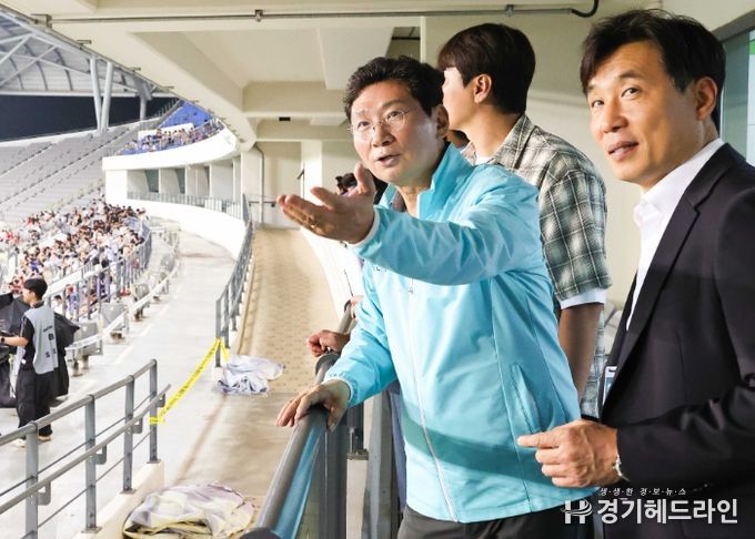 이상일 용인특례시장이 7일 열린 동아시안컵 대한민국과 중국의 남자 축구 국가대표 경기에서 용인미르스타디움의 시설을 점검하고 용인FC(가칭) 운영 방안을 논의했다.