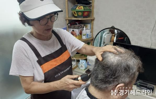 수원특례시 영통구 망포2동 지역사회보장협의체, 찾아가는 미용 봉사활동 진행