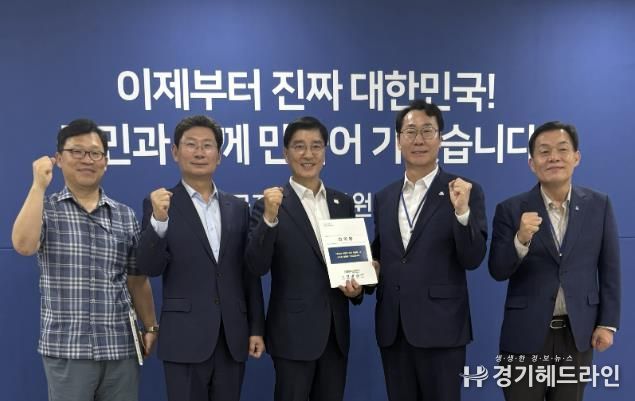 이상일 용인특례시장(왼쪽 두번째)은 9일 국정기획위원회를 방문해 '특례시 지원에 관한 특별법' 제정 촉구 건의문을 전달했다