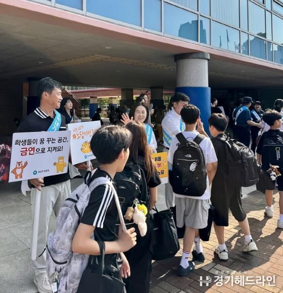 능실초등학교 정문에서 캠페인을 하고 있다.
