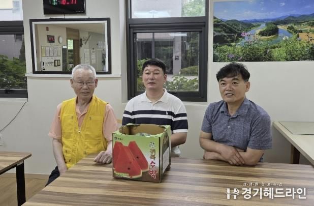 수원특례시 영통구 망포2동, 폭염 극복 위한 관내 경로당 수박 전달