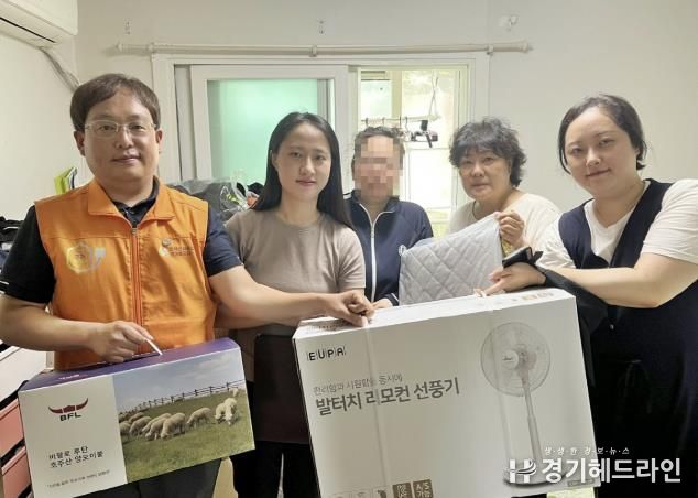 무더위 속 시원한 온정… 수원특례시 팔달구 우만1동 지역사회보장협의체, 취약계층에 선풍기 전달