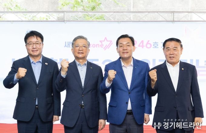 이재준 수원특례시장(오른쪽 2번째), 이재식 수원특례시의회 의장, 염태영 의원, LH 이한준 사장이 입주기념식에서 함께하고 있다.
