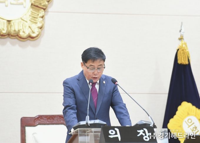 윤창철 의장이 제379회 임시회 제1차 본회의에서 ‘개발제한구역 내 농촌체류형 쉼터 허용 촉구 건의안’을 채택하고 있다.