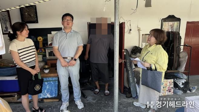 김현수 수원특례시 제1부시장이 쪽방촌을 방문해 주민의 안부를 묻고 있다.