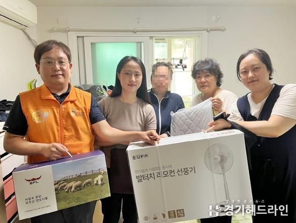 무더위 속 시원한 온정… 수원특례시 팔달구 우만1동 지역사회보장협의체, 취약계층에 선풍기 전달