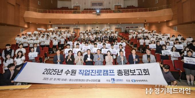 총평보고회 참석자들이 함께하고 있다.