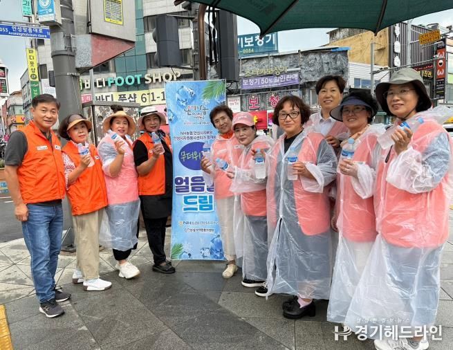 안성시자원봉사센터, 얼음물 나눔 행사로 시민에게 시원한 쉼표 선사