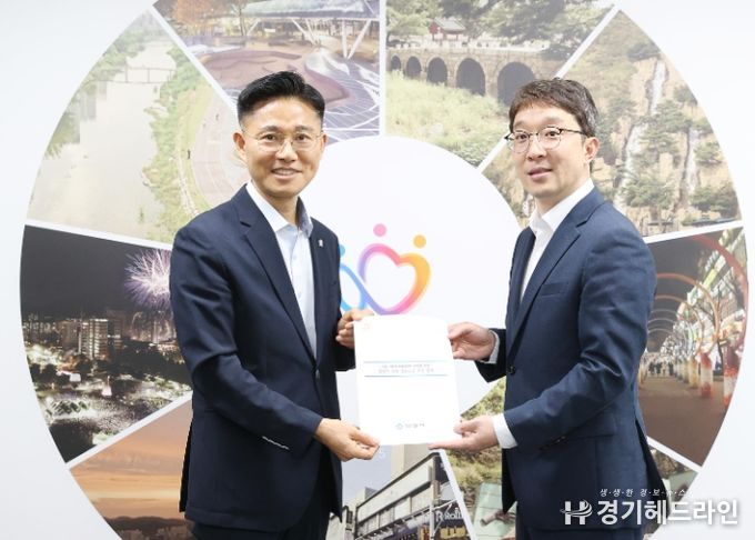 이계삼 안양시 부시장(왼쪽)과 김기범 경기도 철도항만물류국장(오른쪽)이 지난 11일 안양시청에서 서울 서부선·위례과천선 안양권 연장 추진을 위한 면담을 가졌다.