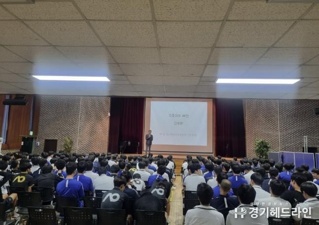 한동민 화성시독립사업소장이 수원고등학교에서 강연하고 있다.
