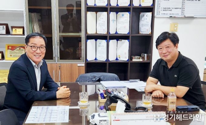 인천시의회 한민수 의원과 인천남동구의회 황규진 의원(총무위원장)이 닥터헬기 전용 계류장 설치 관련 남동구의회 재상정(공유재산관리계획안)에 대해 협의를 하고 기념촬영을 하고 있다.