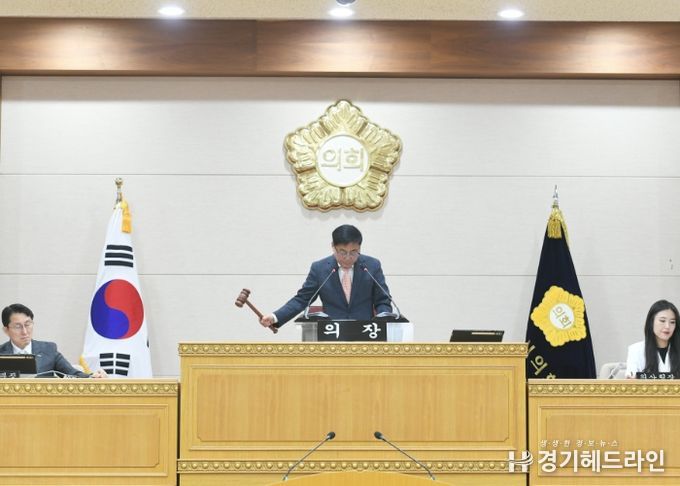 윤창철 의장이 제379회 임시회 제2차 본회의를 주재하고 있다.