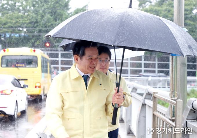 안양시에 호우주의보가 발효됨에 따라 최대호 안양시장이 충훈2교와 쌍개울 하천에 대한 긴급 현장점검에 나섰다.