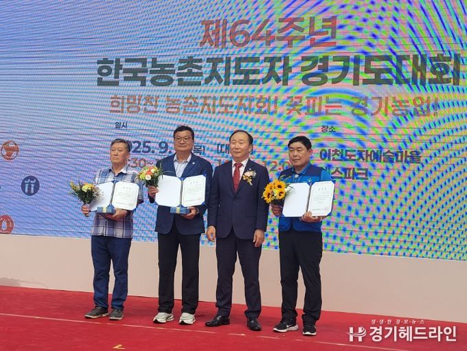 한마음 수련대회 단체 사진 및 시상식 모습