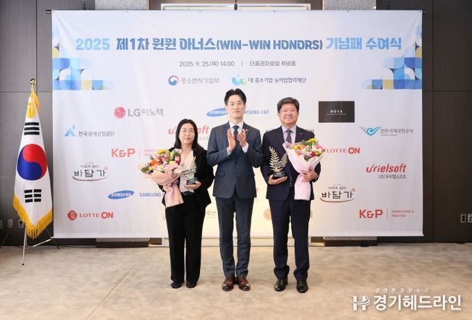 지난 25일 서울 더플라자호텔에서 열린 ‘윈윈 아너스 기념패 수여식’에서 인천국제공항공사 신가균 경영본부장(사진 맨 오른쪽)이 협력 중소기업 우리엘소프트 이효경 상무이사(사진 맨 왼쪽)와 함께 기념패를 수여받고 기념촬영을 하고 있다.