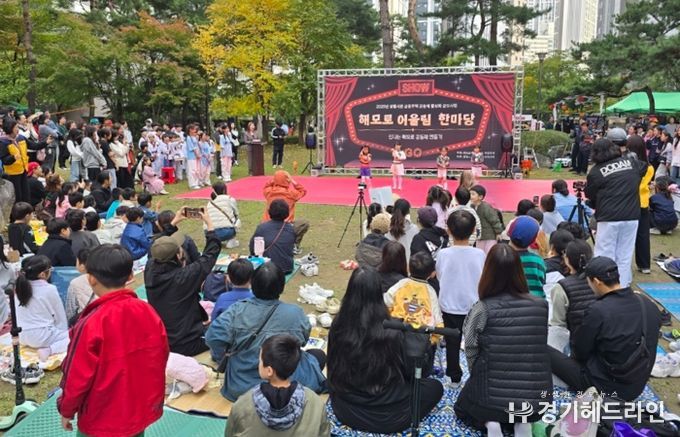 지난 25일 '생활사촌' 공동주택 공동체 활성화 사업에 참여 중인 해모로이연아파트 단지에서 주민이 직접 기획하고 운영한 프로그램이 진행되고 있다.
