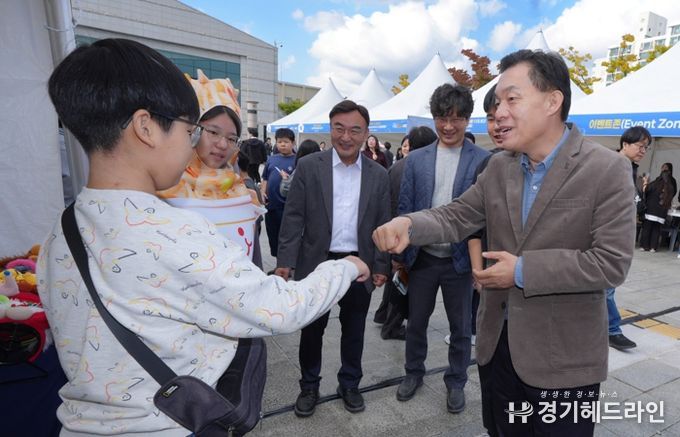 이재준 수원시장이 수원시 청소년대축제에 참가한 청소년과 인사하고 있다.