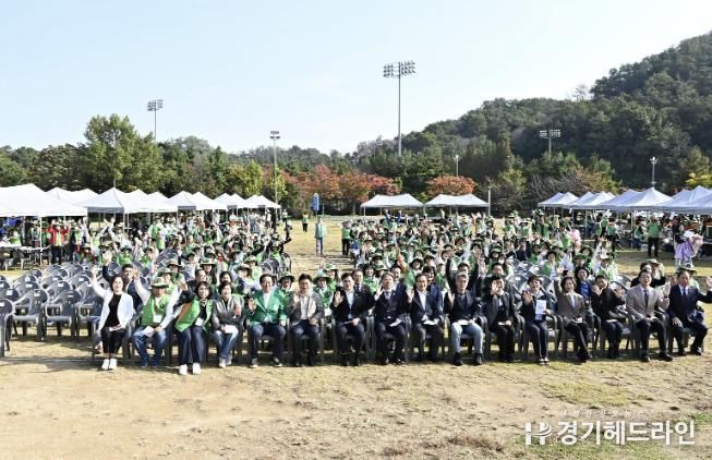 조용익 부천시장과 부천시 자율방재단이 체육행사 단체 기념사진을 찍고 있다.