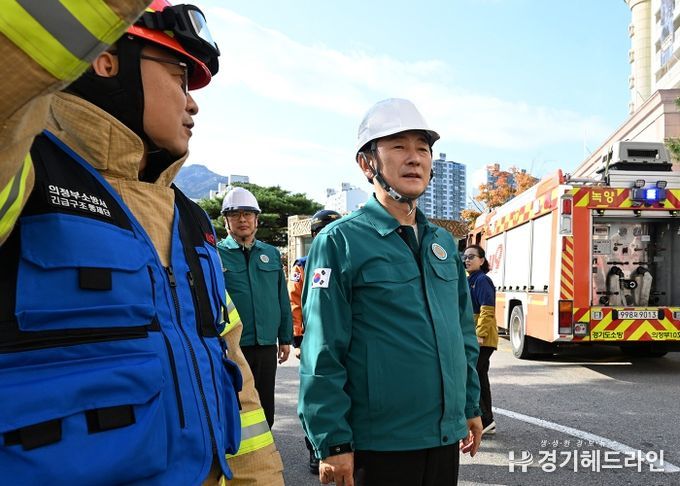 김동근 시장이 10월 28일 ‘2025년 재난대응 안전한국훈련’ 현장을 살펴보고 있다.