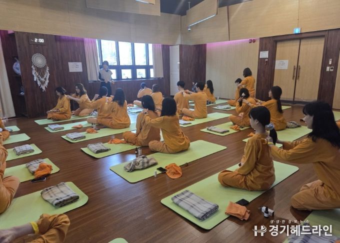 ‘2025년 하반기 민원담당공무원 힐링 워크숍’에서 진행된 아로마 테라피