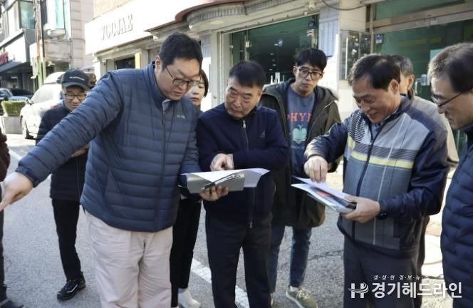 황인섭 동안구청장이 28일 귀인동 학원가 먹자골목 포트홀 현장을 점검했다.