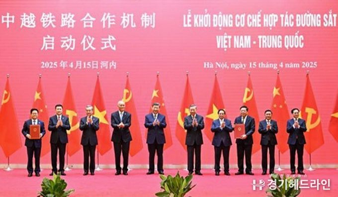 시진핑(習近平) 중국 국가주석이 4월 15일 오전 하노이 국제컨벤션센터에서 또 럼 베트남 공산당 서기장, 팜 민 찐 베트남 총리와 함께 '중국-베트남 철도협력 메커니즘' 출범식에 참석했다. (사진/신화통신)