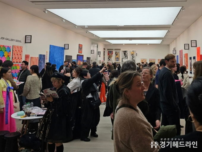 (사진: 런던 사치갤러리 전시 전경)