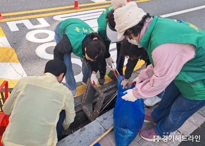 광명시 철산3동 새마을부녀회는 지난 10월 31일 철산 상업지구 일대에서 낙엽 쓸기 등 환경정비 활동을 진행했다.