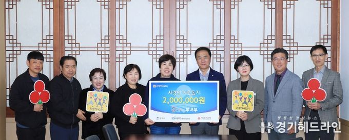 왼쪽부터 통복시장상인회 성현필 청년부회장, 이철수 회장, 박선녀 여성부회장, 송호일 총무이사, 손용덕 부녀회장, 정장선 평택시장, 평택시 김보경 일자리경제과장, 평택행복나눔본부 나눔국장 황성식, 평택시 일자리경제과 김두희 전통시장팀장