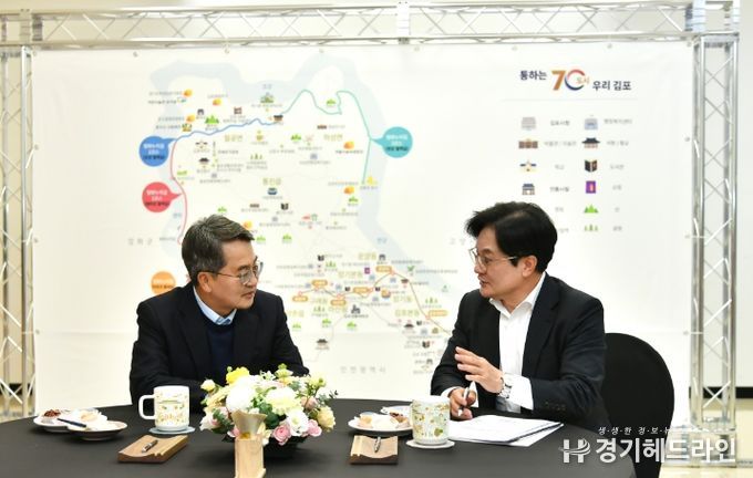 김병수 김포시장이 3일 김동연 경기도지사와 차담회를 갖고 김포골드라인 전동차 증차 지원 등 김포시민의 안전과 직결된 경기도 차원의 지원을 적극 요청하고 나섰다.