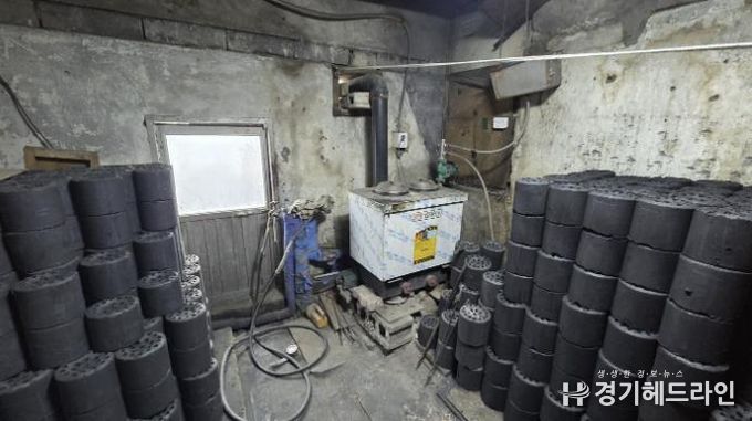 시흥재가노인통합지원센터, 금이동 저소득 어르신 가정에 연탄 300장 전달