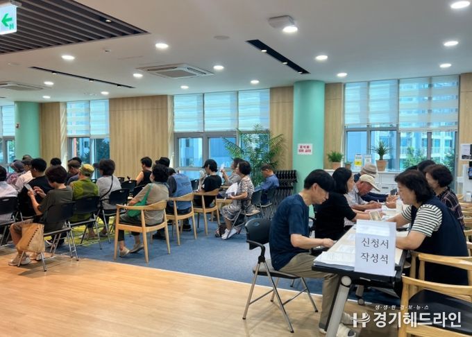 7월 퇴계원읍에서 봉사자들이 원활한 운영을 위한 봉사활동을 펼치고 있다.