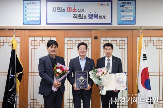 인천시설공단(이사장 김재보, 가운데)은 지난 3일 「제24회 대한민국 안전대상」에서 소방청장상을 수상했다.