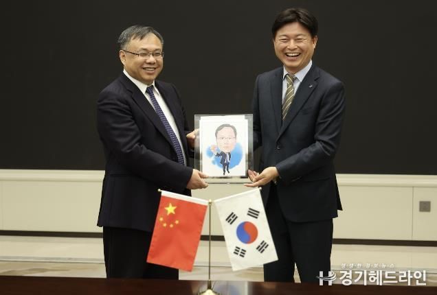 조용익 부천시장(오른쪽)이 2일 왕흐어성 하얼빈시장을 만나 자매결연 체결 30주년을 기념하며 사진을 촬영하고 있다.