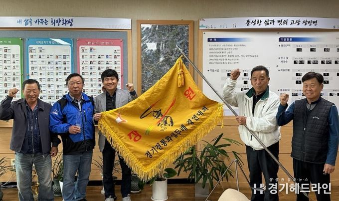 황라두레팀이 6일 장안면에 2025 한마음체육대회 농악 부분 장원상 기념패 및 깃발을 전달했다