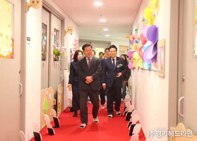 박승원 광명시장이 6일 ‘시립더헤리티지어린이집’ 내부를 둘러보고 있다.